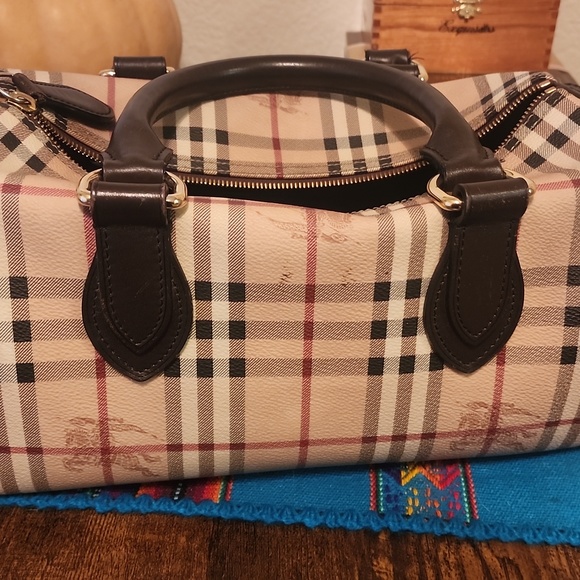 Beautiful Burberry Medium Sized Bag - Picture 3 of 4